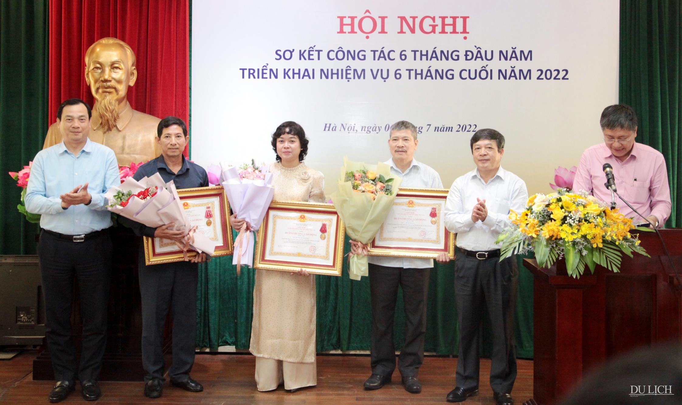 Thứ trưởng Đoàn Văn Việt trao Huân chương Lao động cho đồng chí Lê Tuấn Anh, Nguyễn Thị Thanh Hương và Đỗ Minh Tuấn